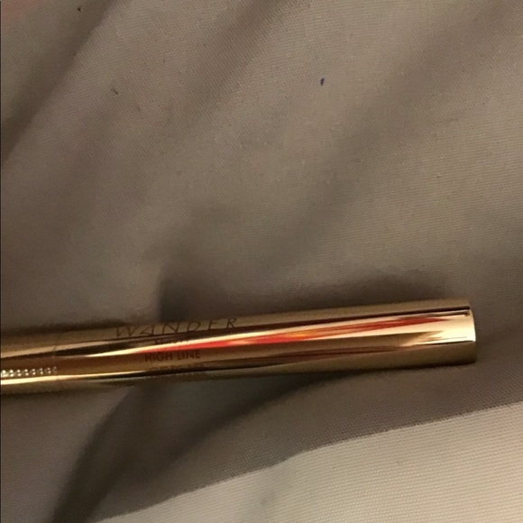 Eye shadow and liner and lip gloss - Picture 9 of 9